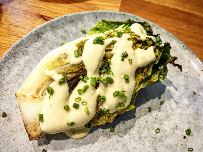 Gegrillter Salat mit&nbsp;Caesar-Dressing