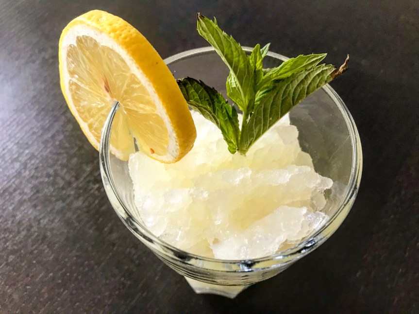 Erfrischende Zitrone-Minz-Granita