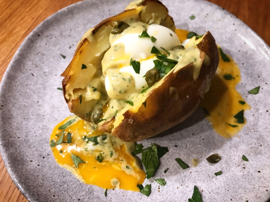 Ofenkartoffel mit Ei und&nbsp;Thunfischsosse