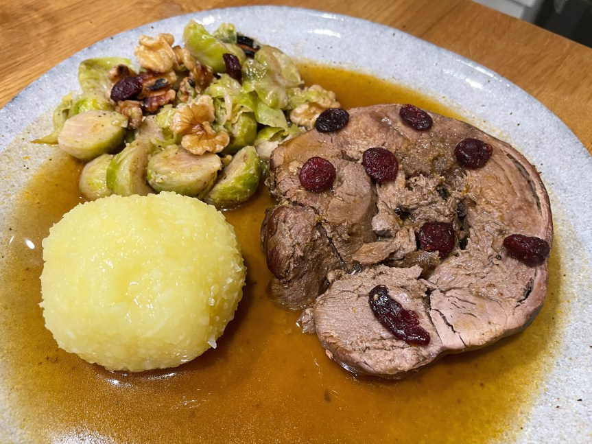 Mit Cranberries und Pilzen gefüllte&nbsp;Rehkeule