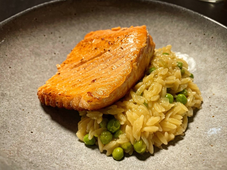 Cremige Zitronen-Orzo mit Erbsen und&nbsp;Lachs