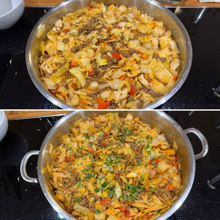 Ein Topf mit gebratenem Hackfleisch und Kohlgemüse, garniert mit gehackter Petersilie. Oben ist das Gericht ungegar und unten nach dem Kochen.